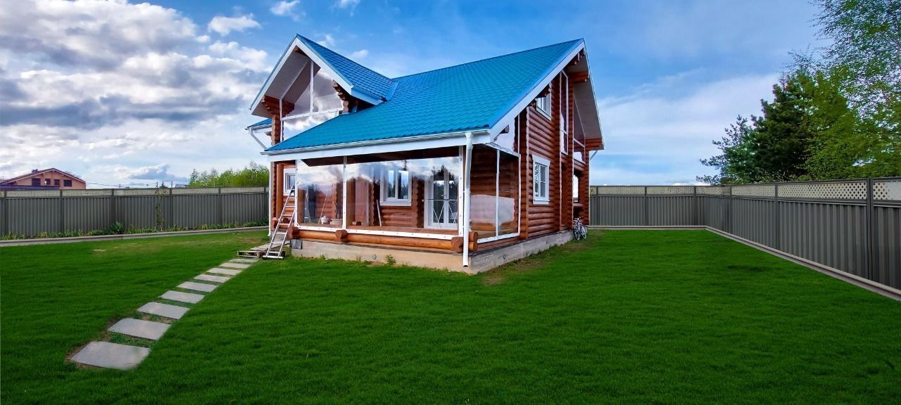 Мягкие окна на веранде загородного дома в Дрезне